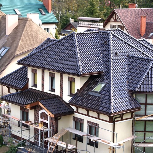 Комбинированная крыша из металлочерепицы