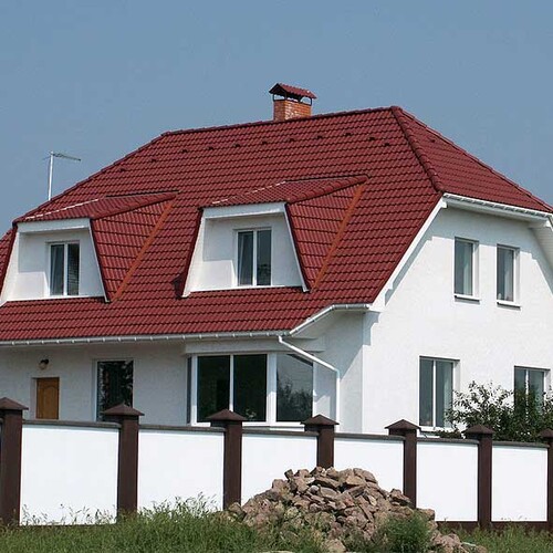 Полувальмовая крыша из сэндвич панелей